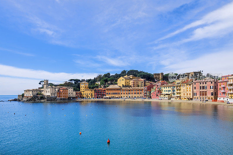 它位于Sestri Levante的Baia del Silenzio(沉默湾)，被意大利利古里亚特色的彩色建筑包围